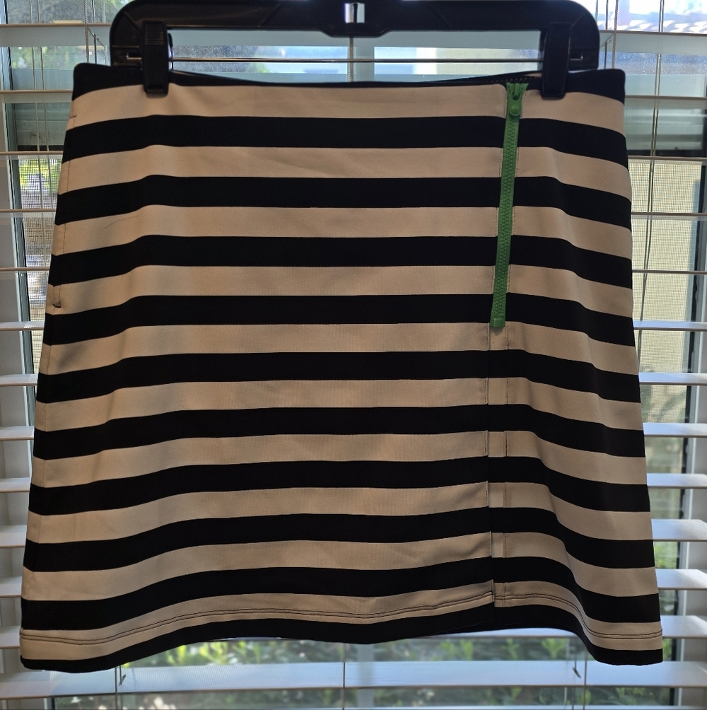 Anikka - 🏓 Sporty Black and White Striped Skirt with Green Zip